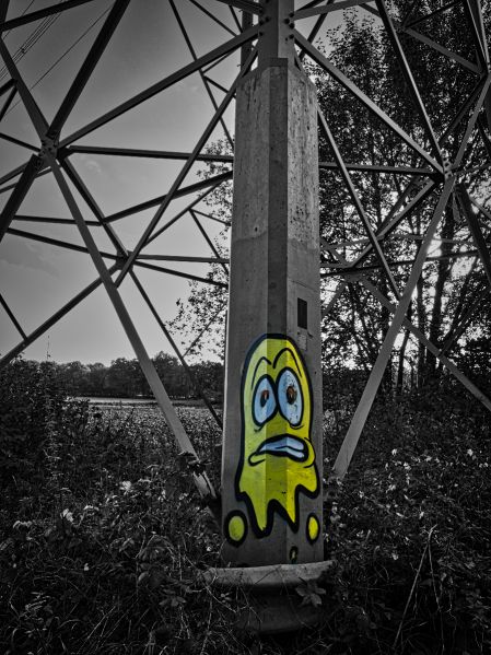 Datei:Graffitigeist Feldweg (Gut Schnellenberg).jpg