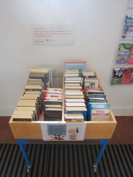Datei:Ausgesonderte Bücher Ratsbücherei.jpg