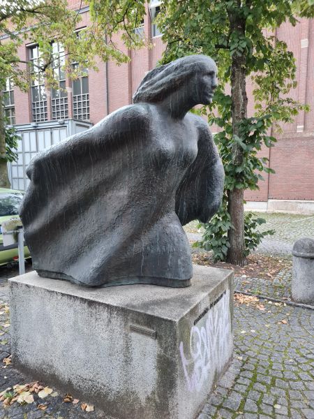 Datei:Bronzestatue-min.jpg