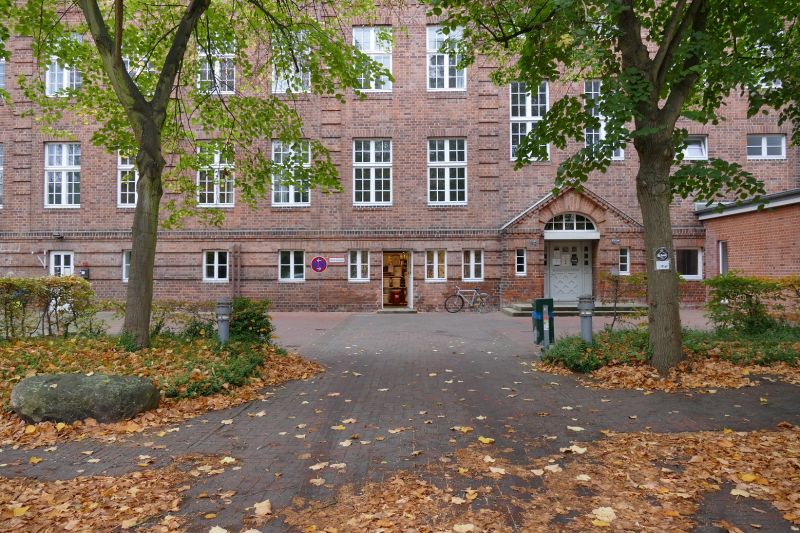 Datei:Eingang Campus Rotes Feld.jpg