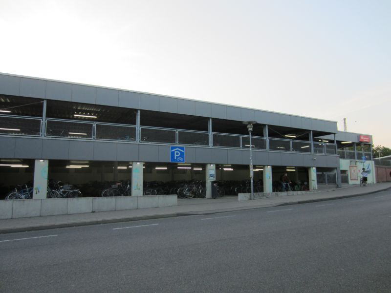 Datei:Fahrradparkhaus am Bahnhof.jpg