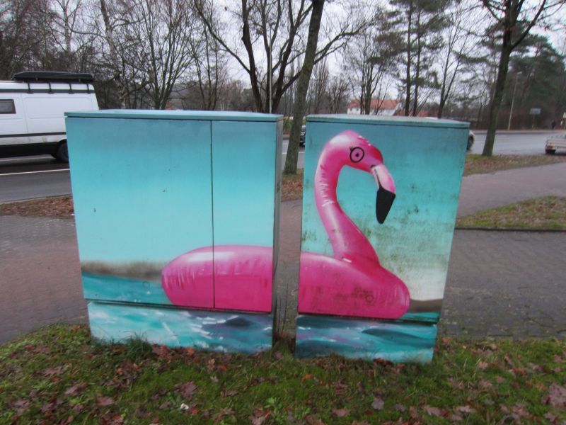 Datei:Graffitistromkasten Flamingo.jpg