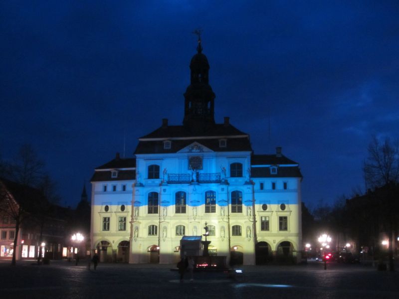 Datei:Rathaus blau-gelb.jpg