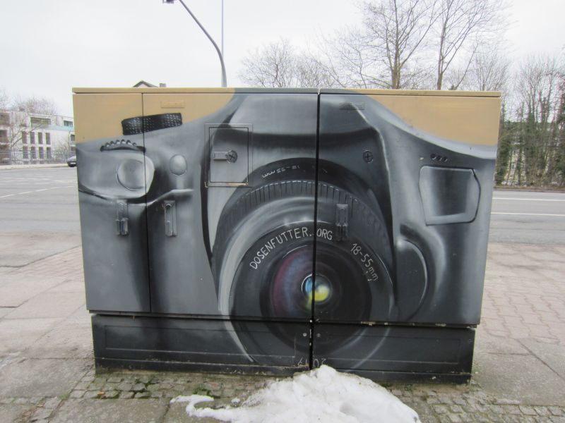 Datei:Graffiti-Stromkasten Fotoapparat 2.jpg