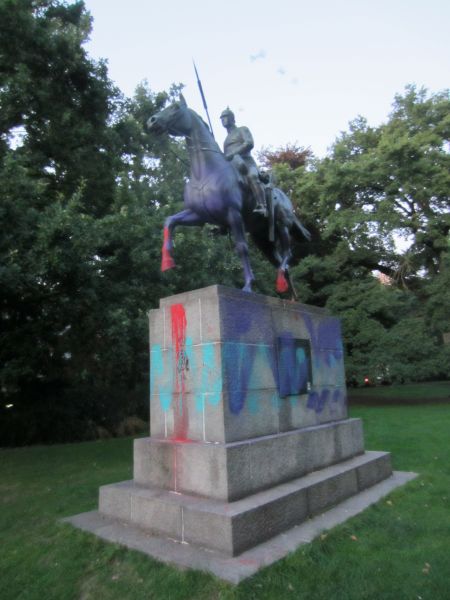 Datei:Dragoner-Denkmal im Clamart-Park.jpg