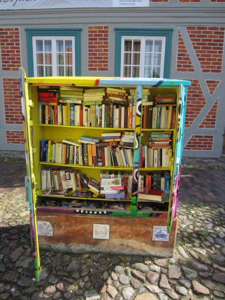 Datei:Bücherschrank Boitzenburg.jpg