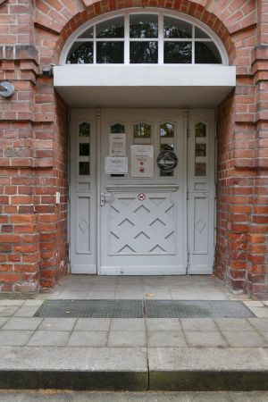 Campus Rotes Feld Eingangstür.jpg