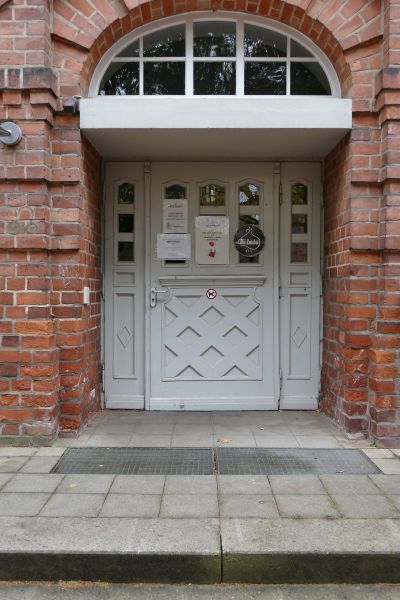 Datei:Campus Rotes Feld Eingangstür.jpg