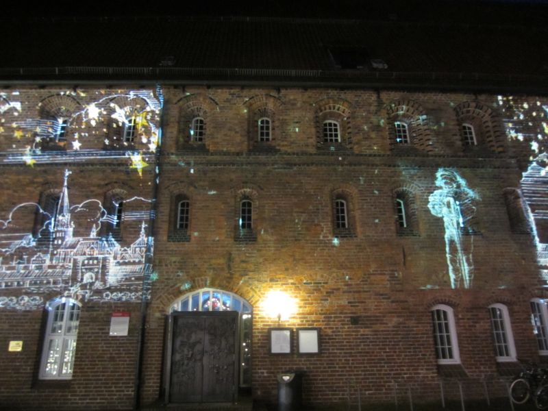 Datei:Lüneburg leuchtet Glockenhof.jpg