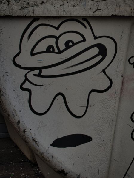 Datei:Graffitigeist Feldstraße Glascontainer.jpg