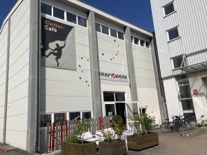 Boulderhalle außen 1.jpg