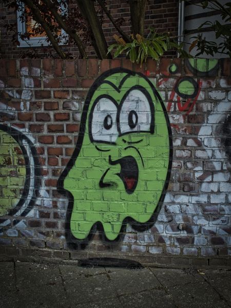 Datei:Graffitigeist Van-der-Mölen-Straße.jpg